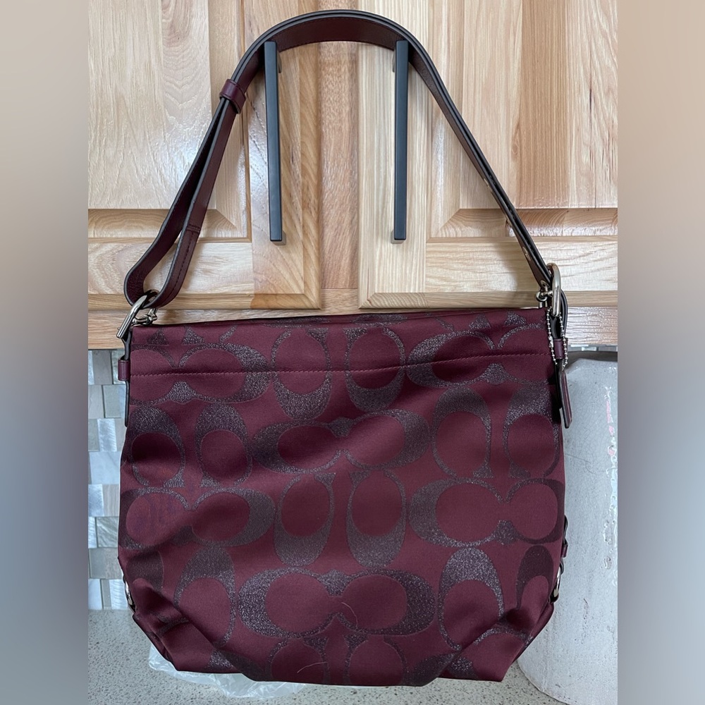 Gorgeous Coach Bordeaux Signature duffle/purse F27461
